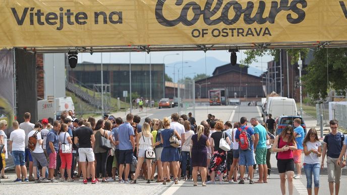 Lidé si vyměňují vstupenky za pásky na Colours of Ostrava