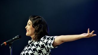 Sobota na Colours obrazem: Roztančení Monkey Business, skvělá Caro Emerald a opravdu hodně vody