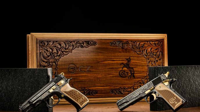 Loňské spojení dvou globálně proslulých výrobců ručních palných zbraní – amerického Coltu a České zbrojovky – připomíná limitovaná edice dvou ručně rytých pistolí Colt 1911 a CZ 75 s názvem Pocta legendám.