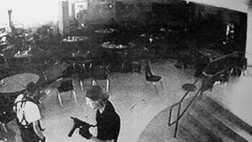 Pachatelé Eric Harris (18) a Dylan Klebold (17) ve školní kafeterii během masakru 20. dubna 1999