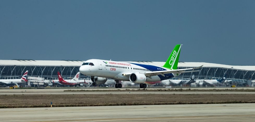 Čínský dopravní letoun C919 se prvně vznesl v květnu 2017.
