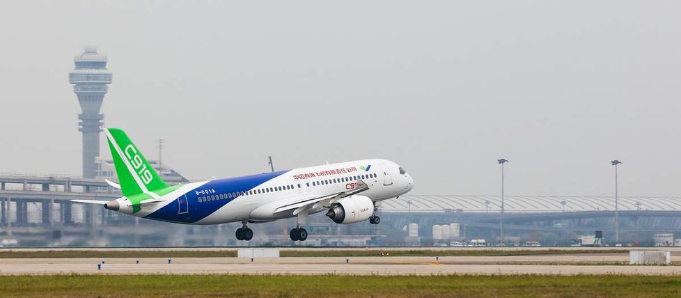 Čínský dopravní letoun C919 se prvně vznesl v květnu 2017.