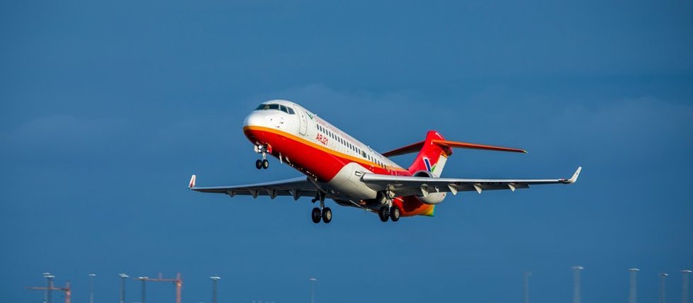 Comac ARJ21 neboli Létající fénix, čínské regionální letadlo.