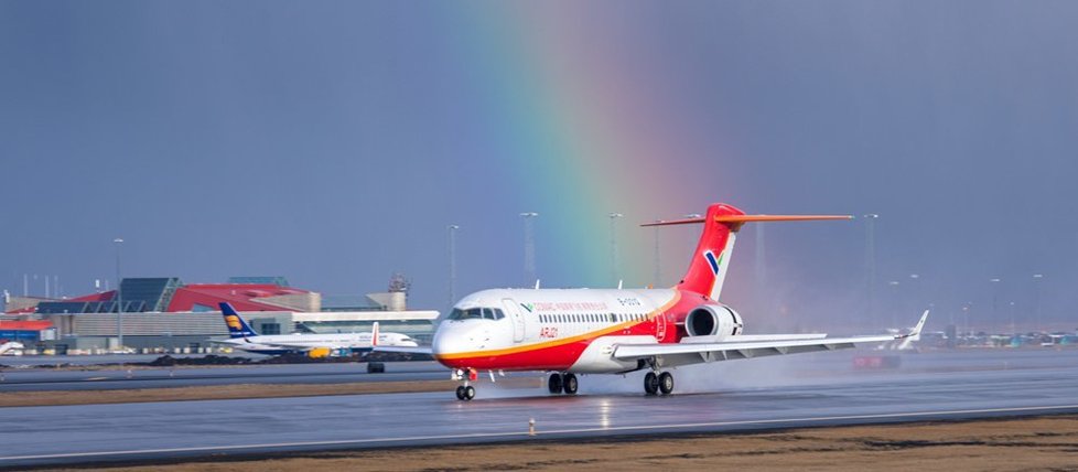 Comac ARJ21 neboli Létající fénix, čínské regionální letadlo.