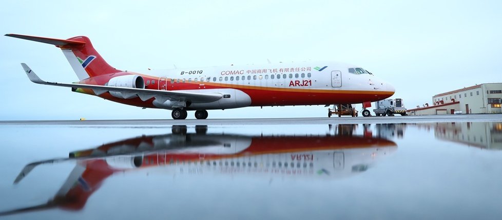 Comac ARJ21 neboli Létající fénix, čínské regionální letadlo.