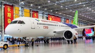 Čínský konkurent airbusů a boeingů nabírá další zpoždění. COMAC řeší technické problémy