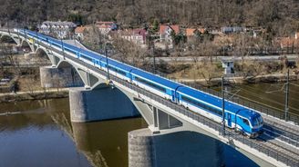 Nové vlaky na dluh. České dráhy plánují každoročně emitovat dluhopisy a omladit vozový park Nové vlaky na dluh. České dráhy plánují každoročně emitovat dluhopisy a omladit vozový park