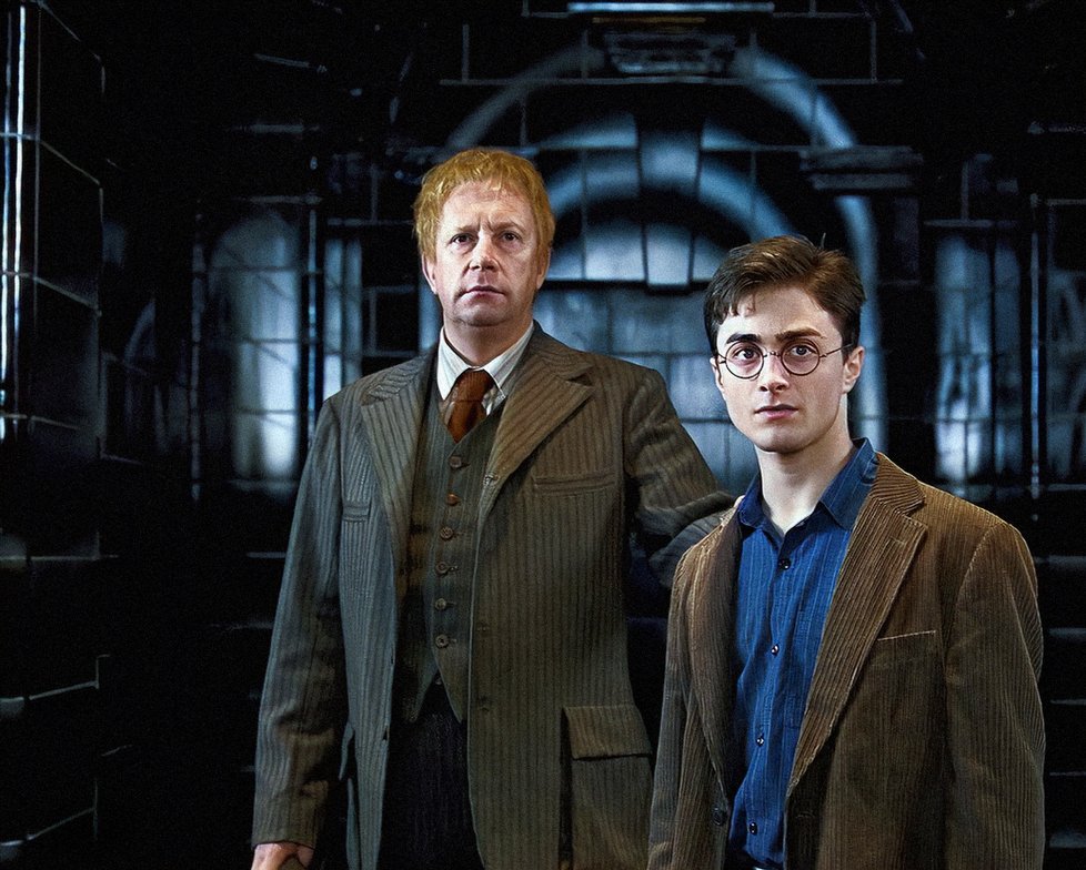 Tajemná komnata je znovu otevřena a nepřátelé dědice by se měli bát... Mark Williams se v Harry Potterovi objevoval od druhého dílu, Harry Potter a Tajemná komnata (2002).