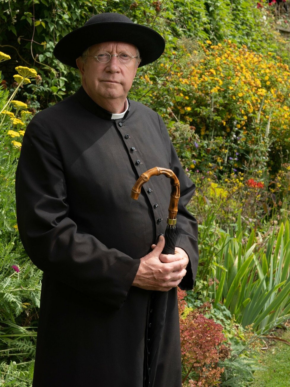 Mark Williams jako katolický kněz otec Brown z kostela sv. Marie ve fiktivním Kemblefordu, znalec lidských duší a zpovědních tajemství se zálibou v řešení zločinů, kterou dosti nelibě nese místní policejní inspektor.