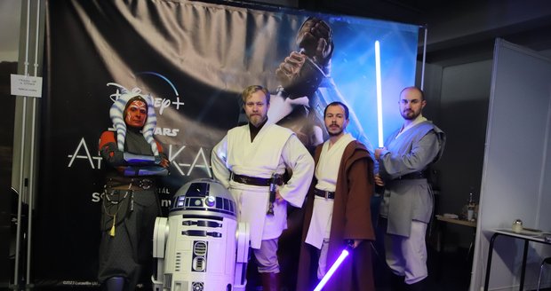 Početná výprava zástupců ze Star Wars včetně robota R2 - D2.