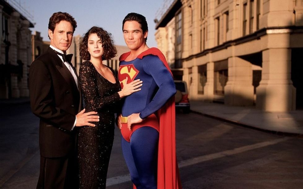 Dean Cain (vpravo) je americký herec. Objevil se v populárních televizních seriálech jako Beverly Hills 90210. V roce 1993 přijal největší roli, a to jako Superman v televizním seriálu, který měl v době největší popularity průměrnou sledovanost 15 milionů diváků na epizodu.