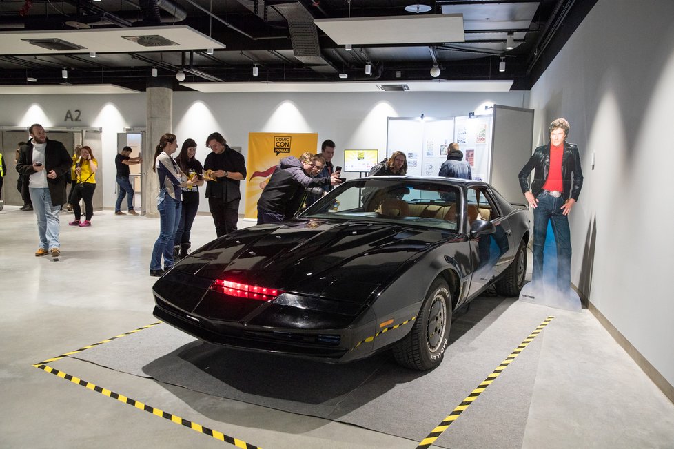 Mezi replikami zářil mluvící auťák ze seriálu Knight Rider, KITT Davida Hasselhoffa