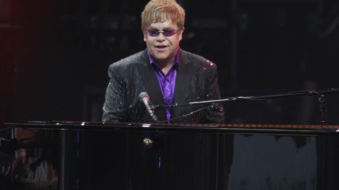 Sir Elton Hercules John je slavný anglická zpěvák a skladatel a také otevřený gay. Se svým životním partnerem a manželem Davidem Furnishem vychovávají syna. 