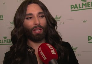 Vousatá zpěvačka Conchita Wurst v Praze a bez kalhotek!  