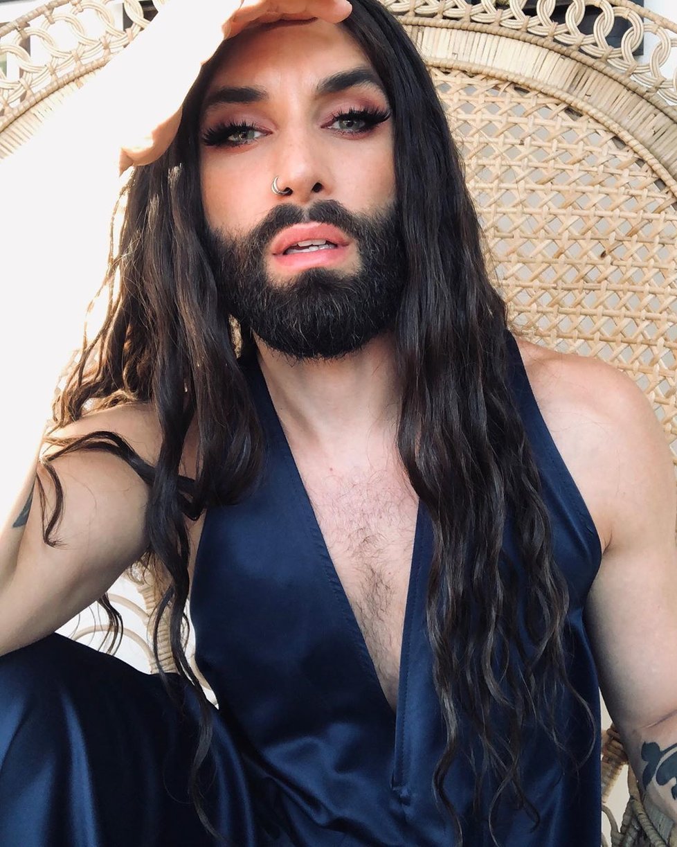 Zpěvačka Conchita Wurst ukazuje svůj rozmanitý vzhled