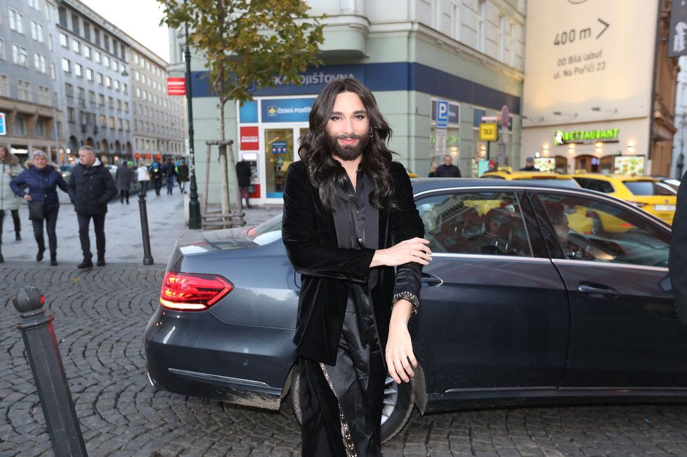 Vousatá zpěvačka Conchita Wurst v Praze