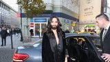 Vousatá zpěvačka Conchita Wurst v Praze: Dorazila bez kalhotek?