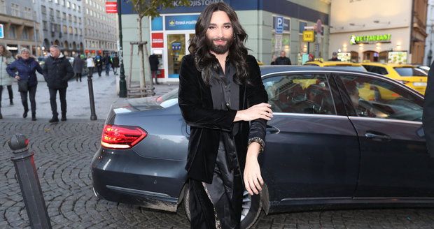 Vousatá zpěvačka Conchita Wurst v Praze