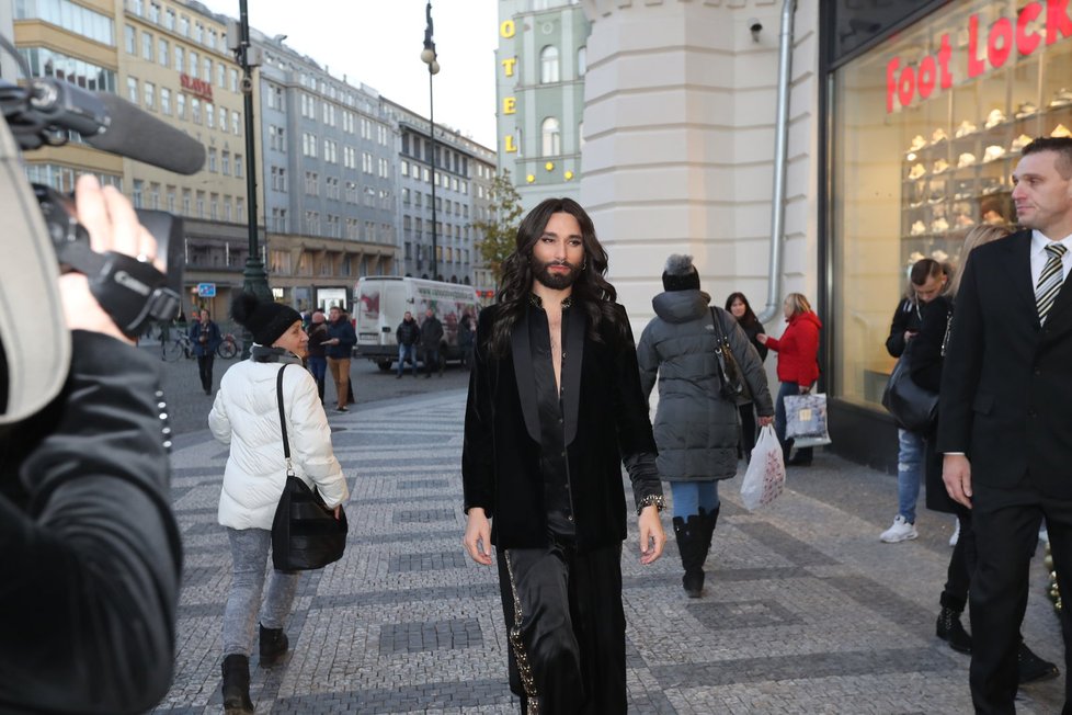 Vousatá zpěvačka Conchita Wurst v Praze