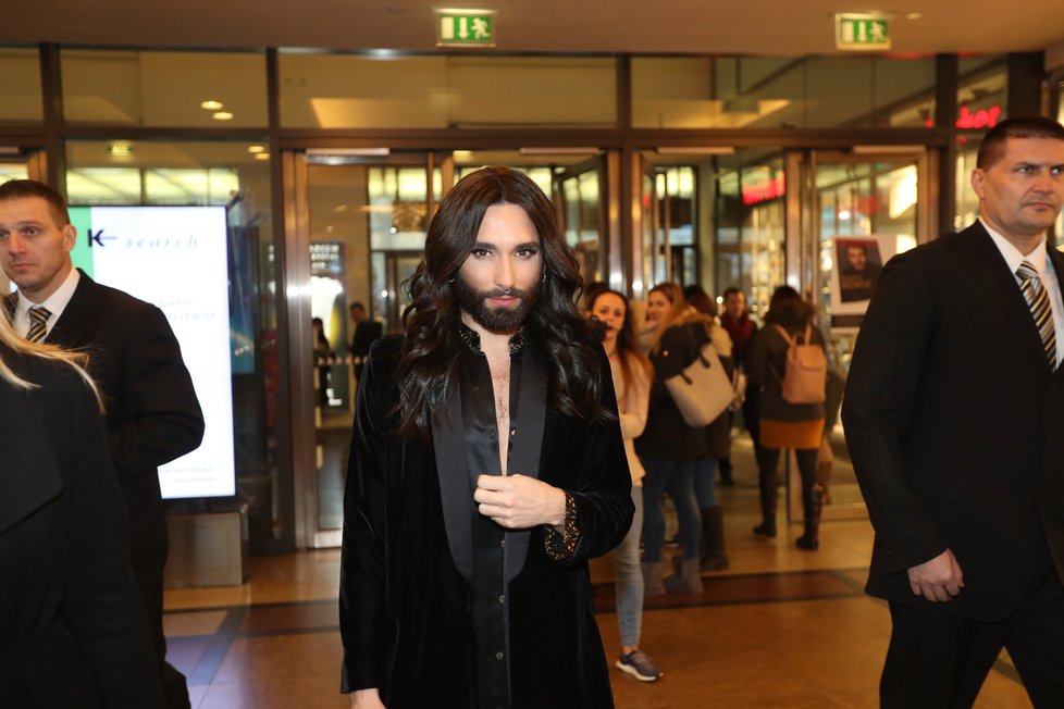 Vousatá zpěvačka Conchita Wurst v Praze