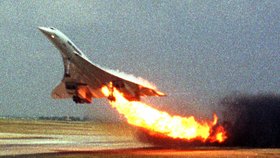 Concorde začal po startu hořet a následně se zřítil na zem