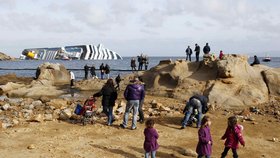 Potápějící se výletní loď Concordia se stala atrakcí, která přitáhla tisícovky zvědavců. Nechyběly ani rodiny s dětmi