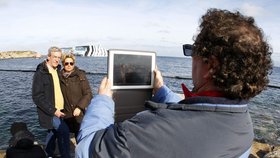 Mnoho lidí si chtělo pořídit fotku s potápějící se lodí Concordia