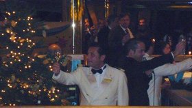 Kapitán Schettino si připijí s pasažéry během slavnostní večeře