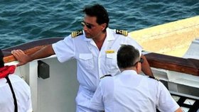 Schettino na jednom z menších člunů, které slouží k přesunu cestujících