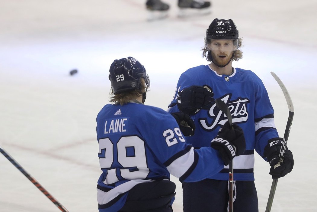 Patrik Laine a Kyle Connor se s Winnipegem stále nedomluvili na nových smlouvách.