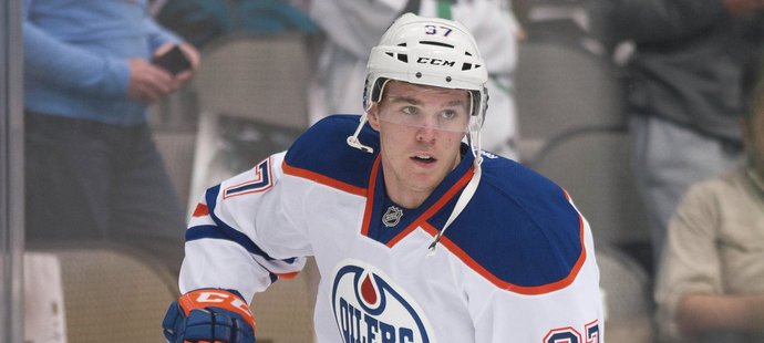 Útočník Edmontonu Connor McDavid zatím v tvrdé konkurenci NHL nezvládá buly