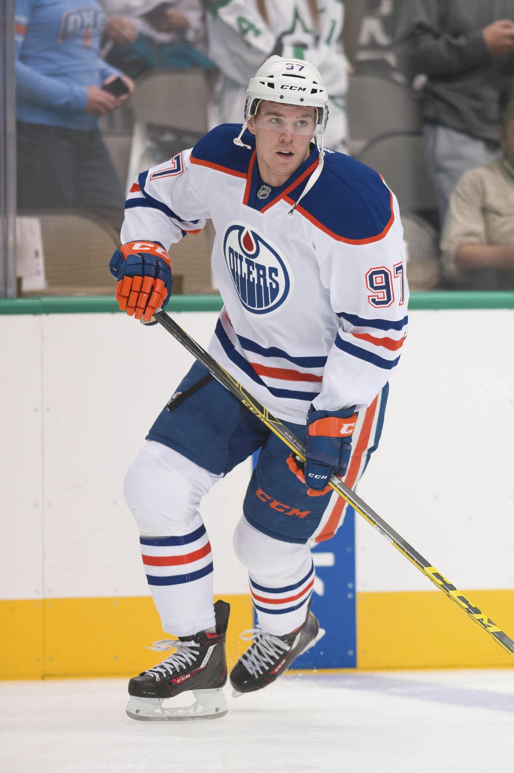 Útočník Edmontonu Connor McDavid zatím v tvrdé konkurenci NHL nezvládá buly
