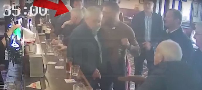 McGregor připlul o jedné dubnové sobotě do dublinského lokálu, kde si bardi dávali do nosu...