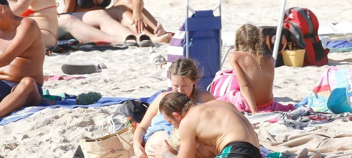 Je něžný! McGregor a jeho snoubenka takhle dováděli na pláži.