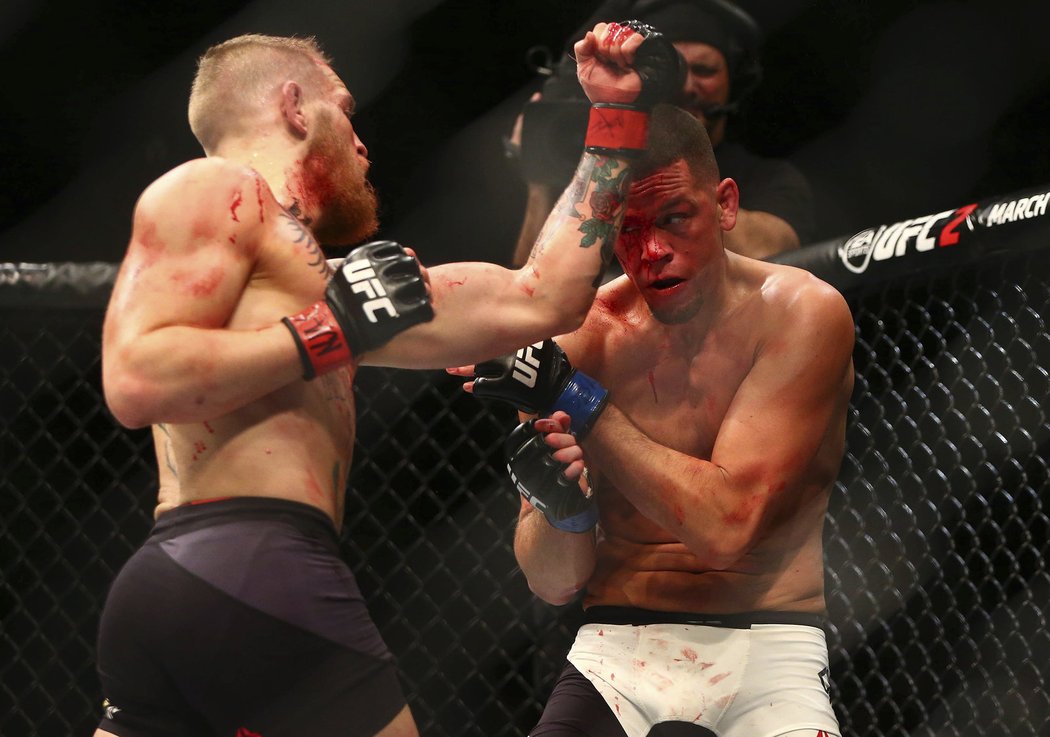 Conor McGregor (vlevo) a Nate Diaz během jejich prvního vzájemného souboje. Odveta zřejmě nebude