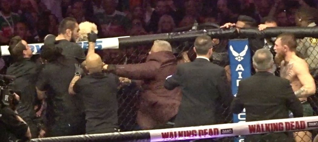 Conor McGregor v hromadné bitce po utkání v Las Vegas