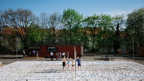 Místo zanedbaného parkoviště nové místo pro sport: Vedle sokola v Riegrových sadech si lze zahrát beach i ping-pong