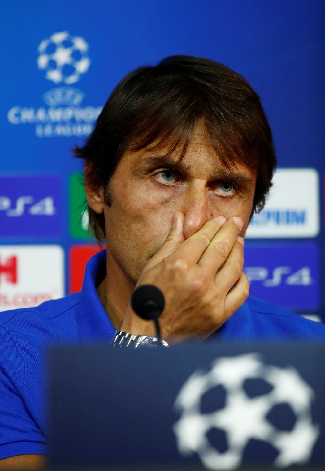 Přísný trenér Antonio Conte dává svěřencům pokyny, jak se chovat na trávníku i v soukromém životě