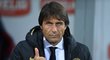 Přísný trenér Antonio Conte dává svěřencům pokyny, jak se chovat na trávníku i v soukromém životě