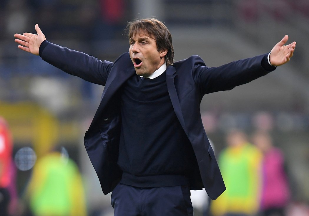 Přísný trenér Antonio Conte dává svěřencům pokyny, jak se chovat na trávníku i v soukromém životě