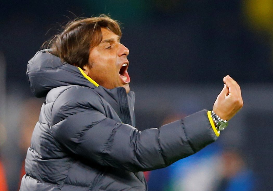 Přísný trenér Antonio Conte dává svěřencům pokyny, jak se chovat na trávníku i v soukromém životě