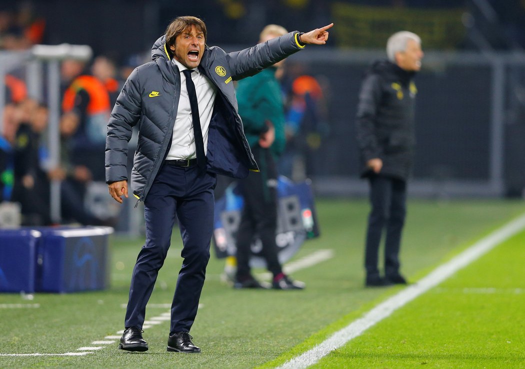 Přísný trenér Antonio Conte dává svěřencům pokyny, jak se chovat na trávníku i v soukromém životě