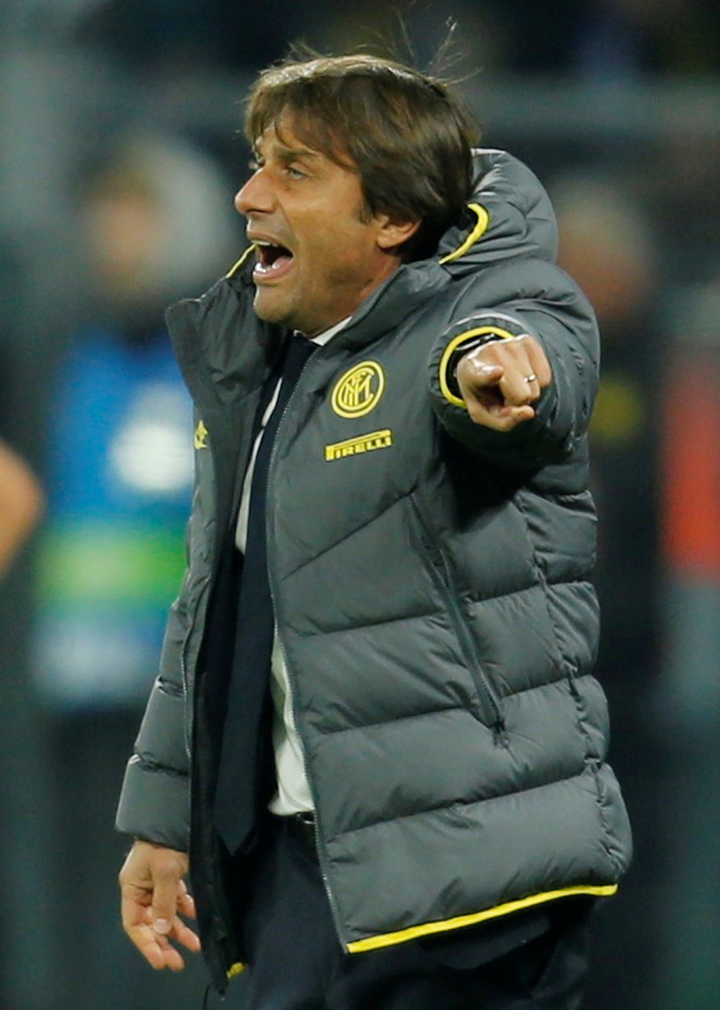 Přísný trenér Antonio Conte dává svěřencům pokyny, jak se chovat na trávníku i v soukromém životě