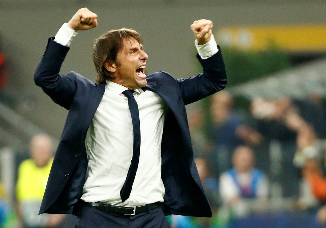 Přísný trenér Antonio Conte dává svěřencům pokyny, jak se chovat na trávníku i v soukromém životě