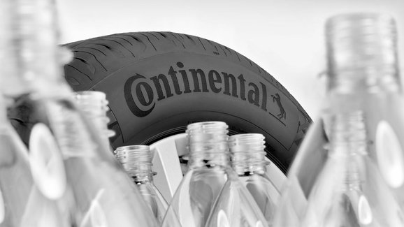Continental letos jako první spustil výrobu pneu z PET lahví. Tvoří i speciality pro elektrovozy