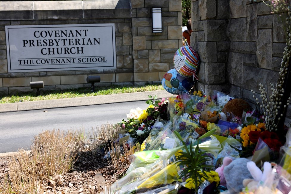 Lidé truchlí po střelbě na křesťanské základní škole Convenant School v Nashvillu.