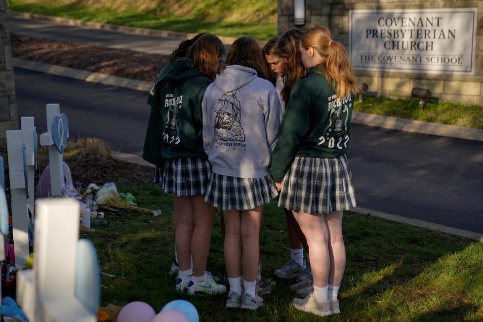 Lidé truchlí po střelbě na křesťanské základní škole Convenant School v Nashvillu.