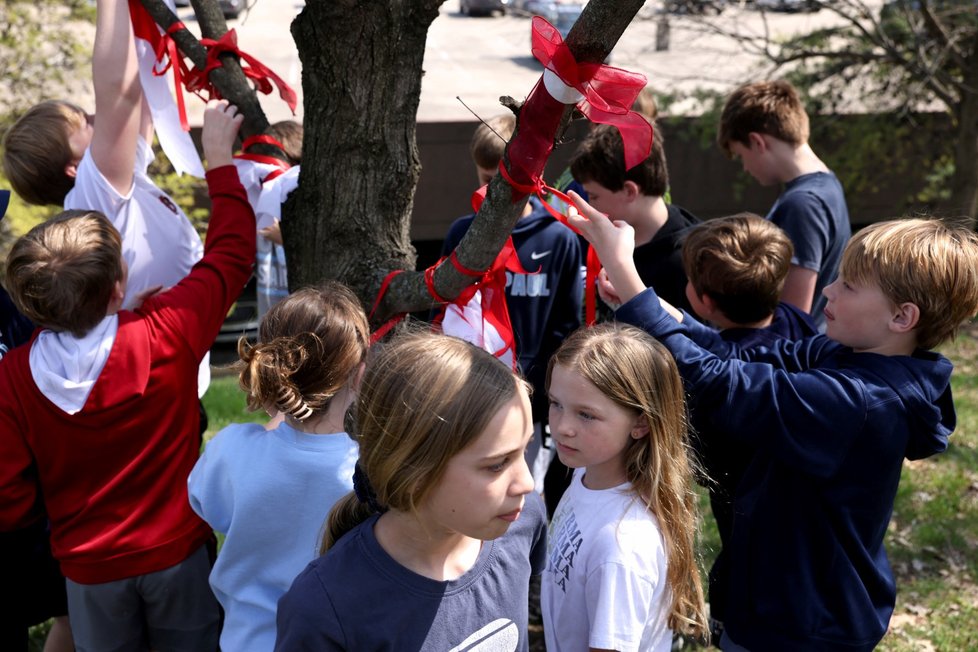 Lidé truchlí po střelbě na křesťanské základní škole Convenant School v Nashvillu.