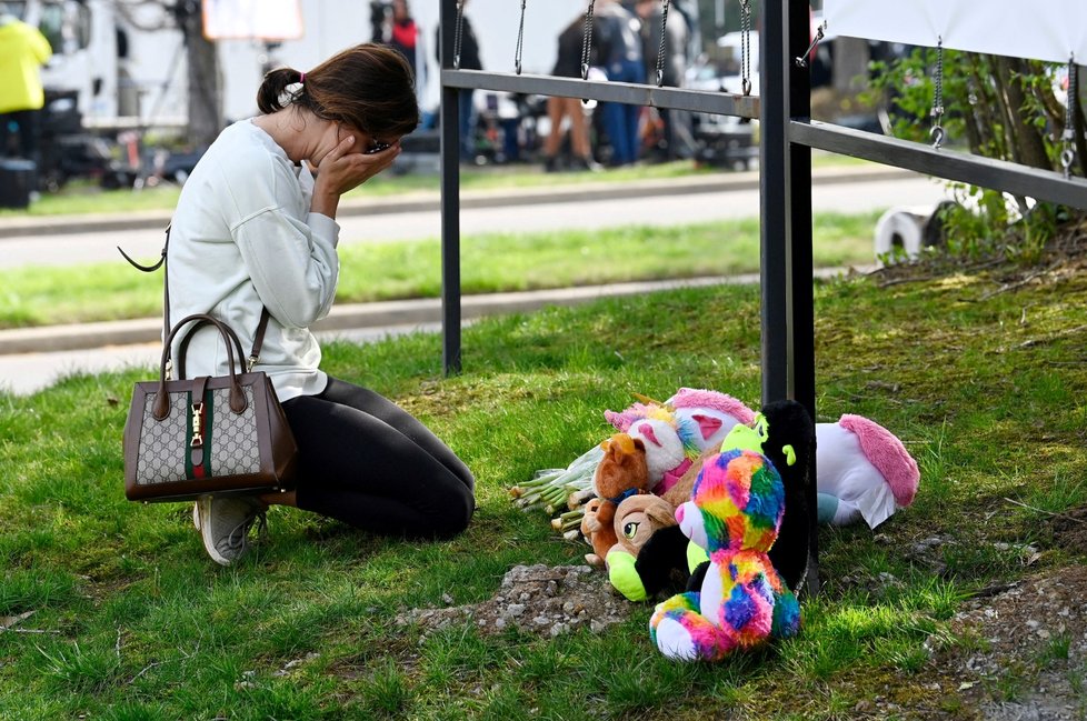 Lidé truchlí po střelbě na křesťanské základní škole Convenant School v Nashvillu.