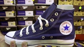 V továrnách na Converse pracují dělníci, kteří jsou rozškrábaní do krve